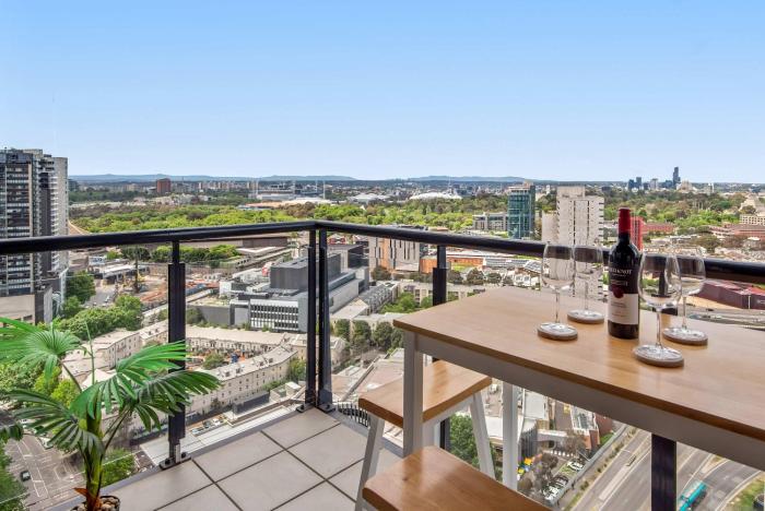 Southbank 2BR Apt Pool Gym Views Near CBD & MCG