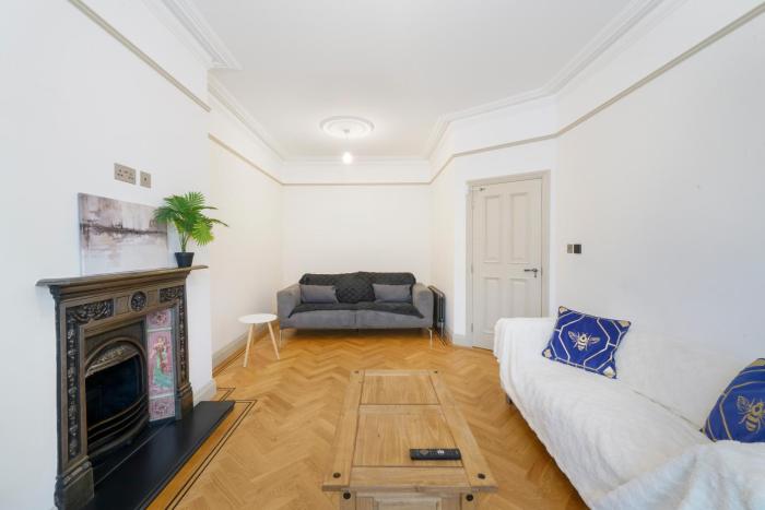 Spacious 3BR Home with Garden and 2 En-suites