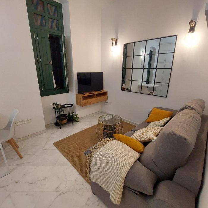 Modern and wide- 1Bd 1Bth- Triana