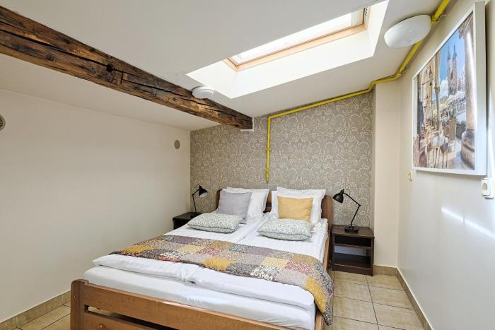 Urban Nest - Double Room in the Attic