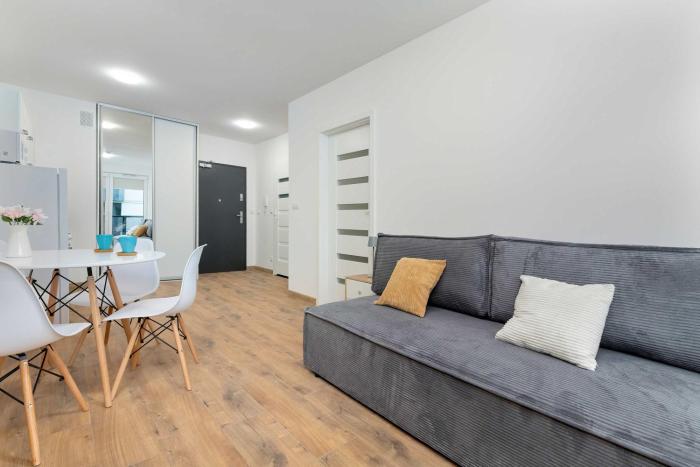 Stylish Apartment in Gdańsk with Balcony, Desk and Bathtub by Noclegi Renters