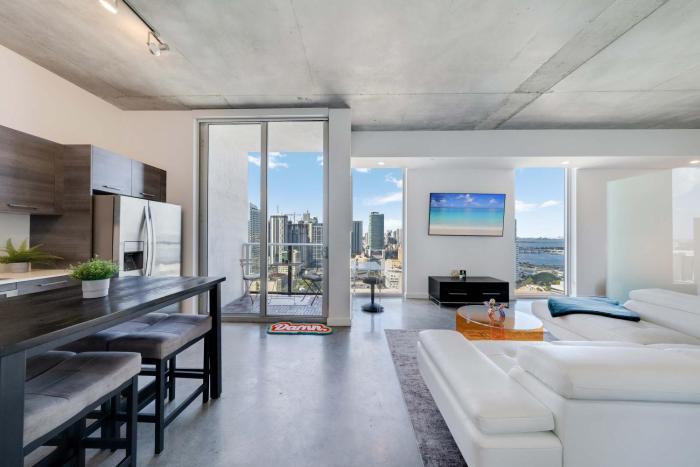 Vibrant Downtown Haven with Rooftop Pool & Parking