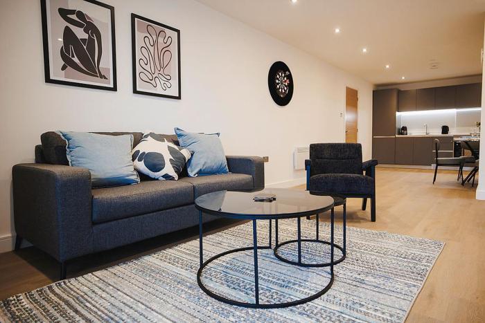 Spacious 2 bed Leeds Centre - balcony, free parking & darts