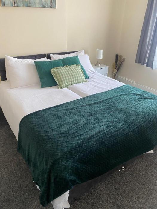 Lovely Home, Easy Connection to Central London