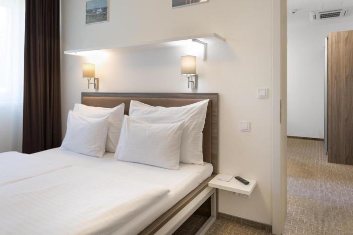 Airport Hotel - Check-in Nonstop