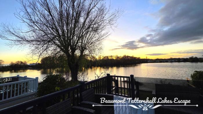 Beaumont Tattershall Lakes Escape - Lakeside lodge caravan with the fishing peg LUXURY HOT TUB