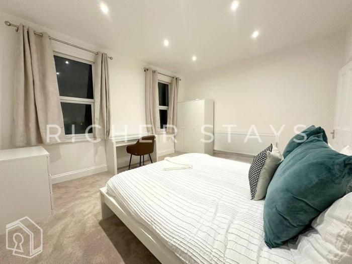 Stylish 4BR Home in Stratford, Garden and Parking