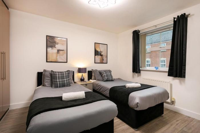Spacious 4BR Retreat- Free Parking - Free WiFi - Family Friendly