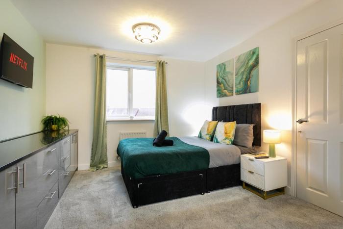 Cosy 4BR Retreat- Free Parking - Fast WiFi - Family Friendly
