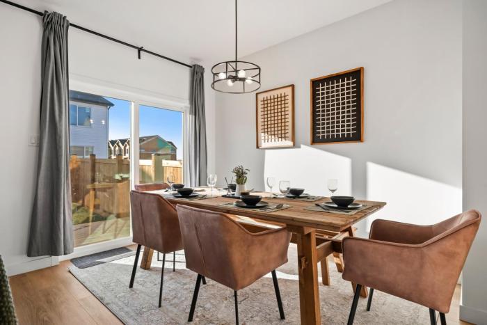 Luxe Retreat with Gym, Ping Pong, King Bed, Near WEM