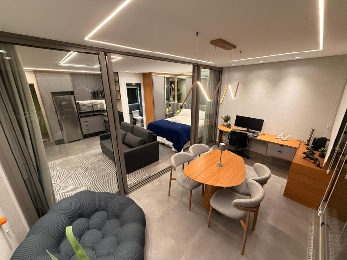 Estúdio moderno completo com vaga, TV 75 e Wi-Fi