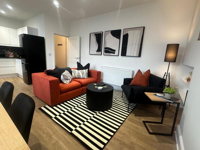 Gorgeous Town Centre 3-Bed 2-Bath Apartment Parking Available