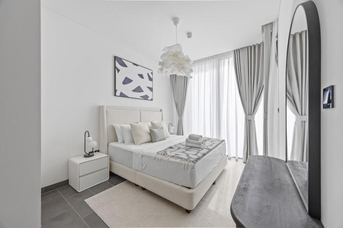 Luxury 1BR Apartment Near Burj Khalifa Skyline Pool View