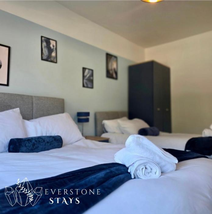 Stylish 3-Bed Home with Parking - Ideal for Long Stays