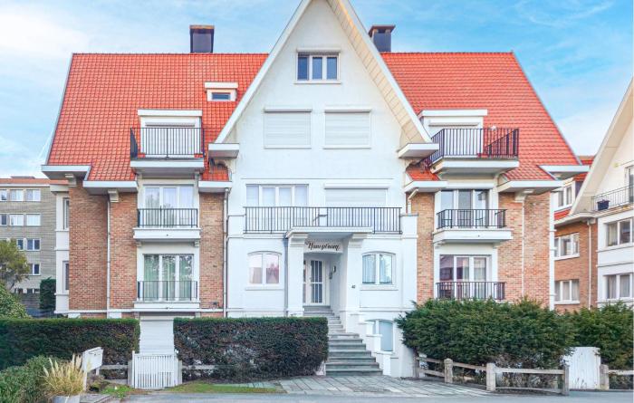 2 Bedroom Cozy Apartment In De Haan