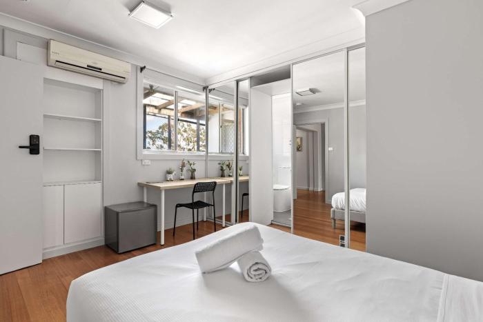 Convenient Double Ensuite Room - Peakhurst