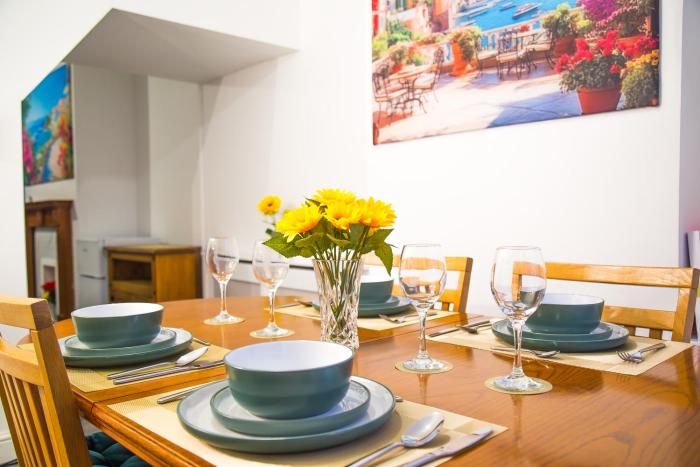 Barrow 7 - Near BAE, Docks, Lake District - Ideal for Trade & Family - 2 Bedrooms - One Double Bed in Each Bedroom - Max 4 Guests