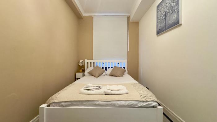 2 Bedroom Apartment Queensway Central London by Wild