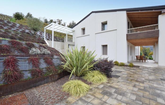 2 Bedroom Gorgeous Apartment In Premaor