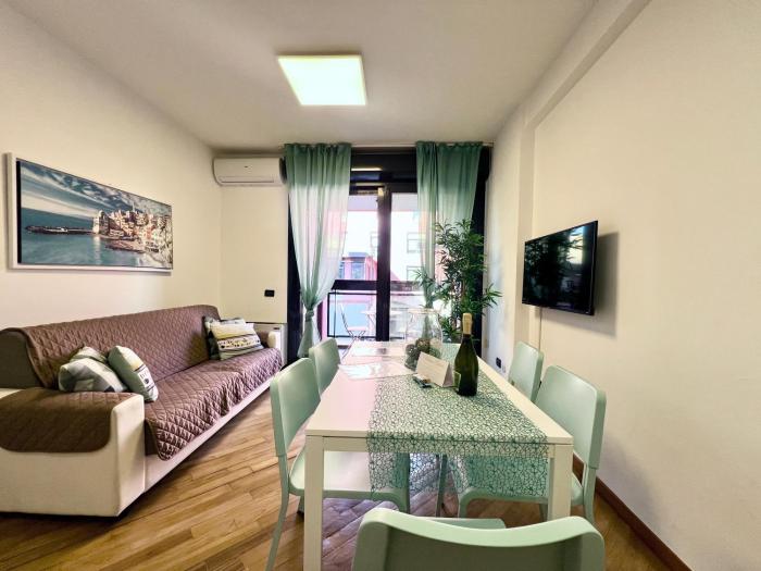 DOCK OF THE BAY GENOVA, Stylish Apartment in the Heart of Genoa with Air Conditioning, Private free Garage, Harbour View, extra garage at 25,00 euro per night on request, Welcome kit Priority with Prosecco