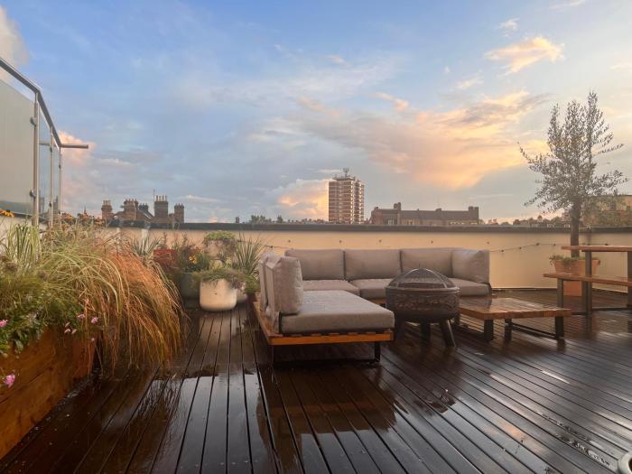 2 Bed Apartment with Large Private Roof Terrace