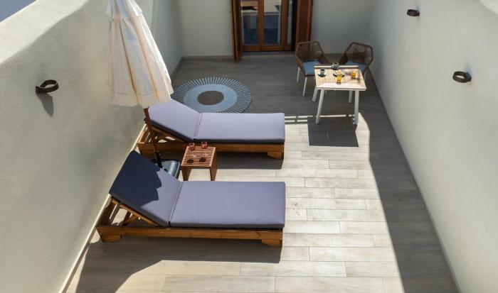 Bow Complex Apartment- In the Heart of Old Harbour