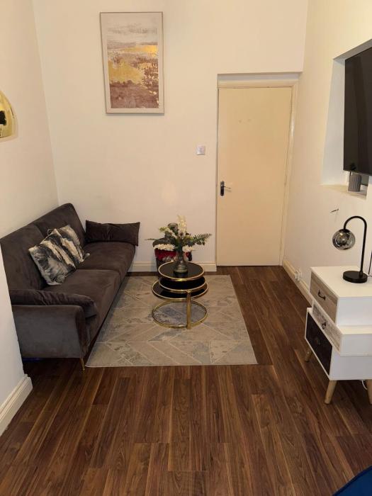 Modern 1-Bedroom Flat in Trendy Leytonstone