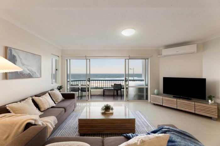 Beachfront Oasis 2BR Pool, Spa, Parking and Views