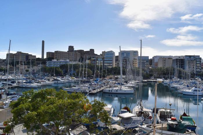 Sea view Spacious 2 bedroom central apartment