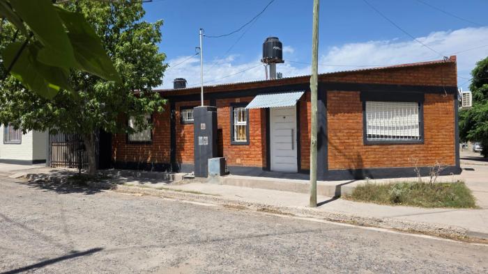 Casa Amplia 2 Dormitorios con Cochera Cerrada y Patio privado