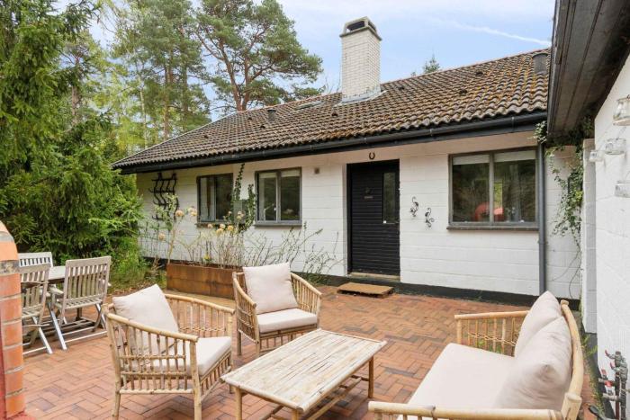 Modernised 70S Cottage In Forest Near Beach