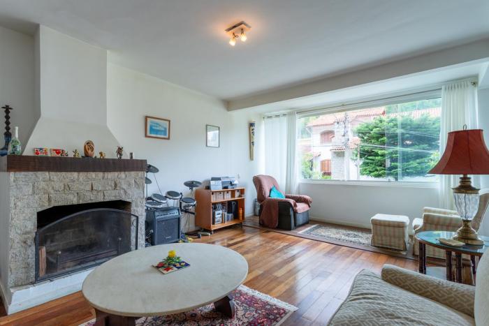 Casa com Piscina, Garagem e Lareira em Nogueira