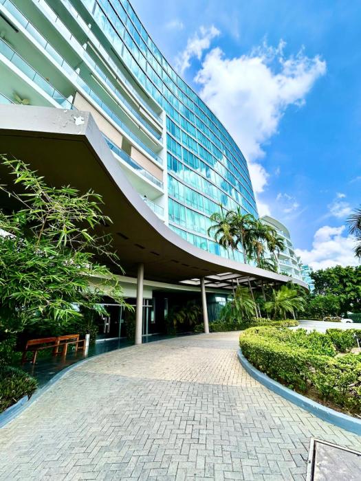 Apartamento con piscina gigante y acceso directo al mar