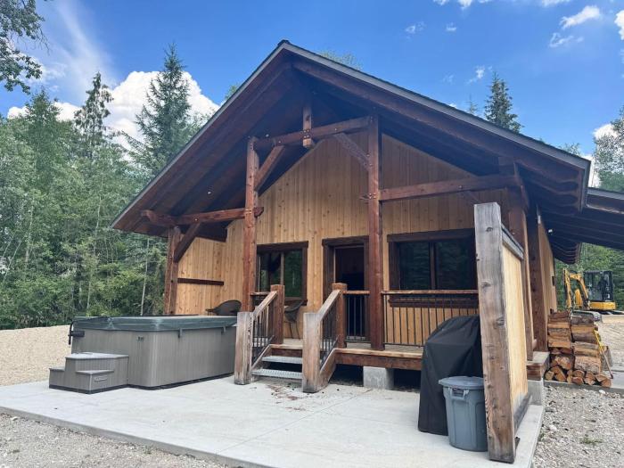 Explorer Creekside Cabin - Private Hot Tub