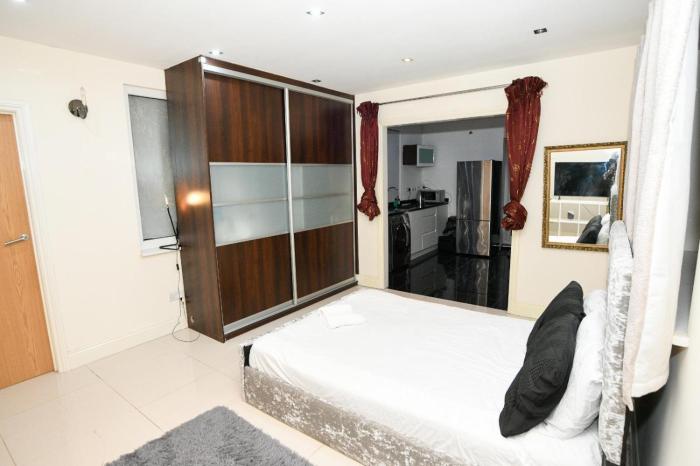 Pinner Cosy Studio Annexe w Parking Near Eastcote