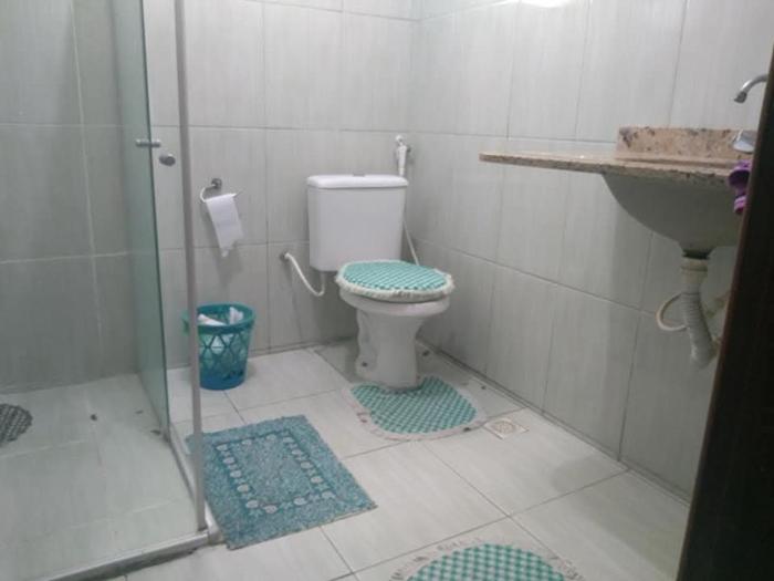 Casa composta por 2 quartos sala cozinha banheiro e uma varanda grande com uma churrasqueira Localizada na Rua Trindade 228 Palmeiras cabo frio na rua da lagoa MOBILIADA WI-FI SUPER ACONCHEGANTE AMBIENTE FAMILIAR