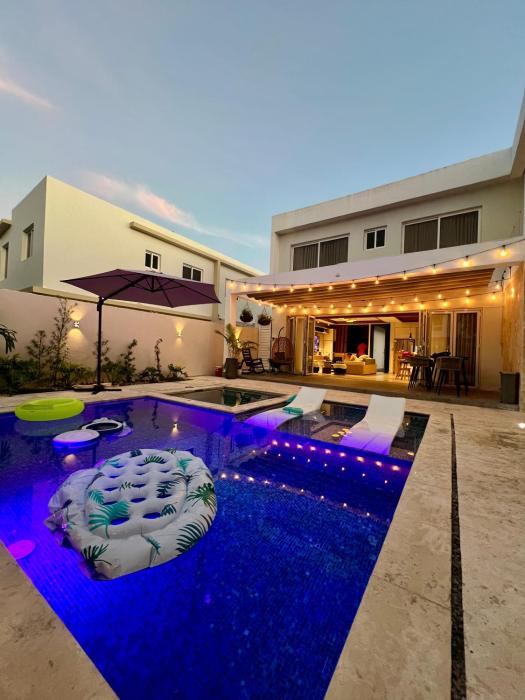 Luxury Private Villa At Metro Pool Jacuzzi Wifi Sleeps 10