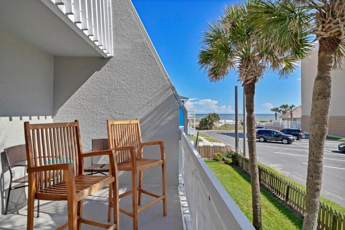 Shore Line Views - Beachfront 2BR Escape w Balcony