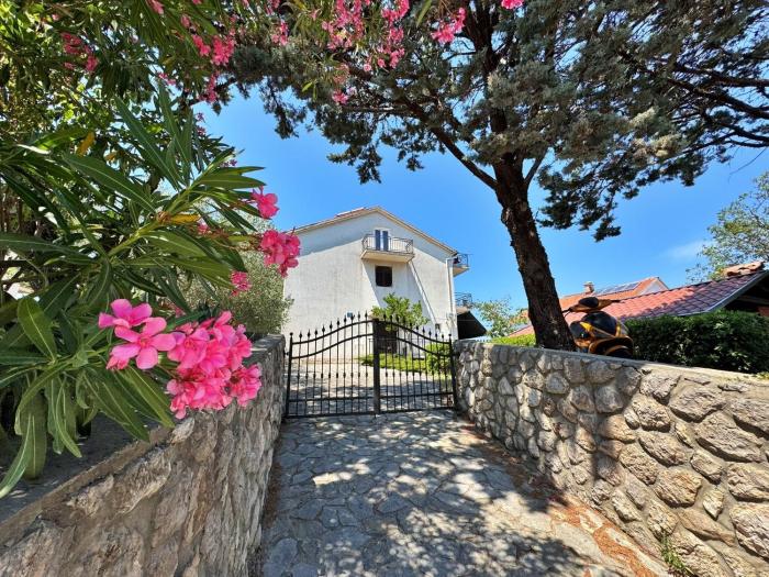 Apartments with parking space Silo, Krk - 24997