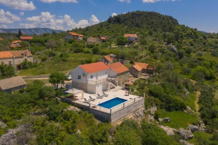 Family friendly house with a swimming pool Vrpolje, Sibenik - 25004