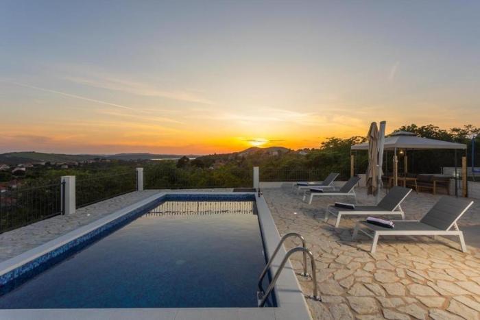 Family friendly house with a swimming pool Vrpolje, Sibenik - 25004