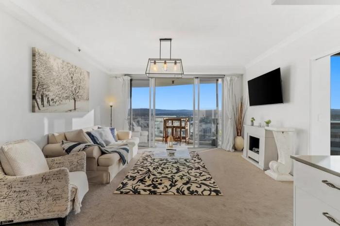 Surfers Paradise Escape - Three Pools - Gym - Parking - High Floor - Walk To Beach