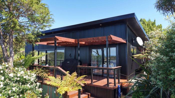 Golden Bay Heights - Luxury Accommodation