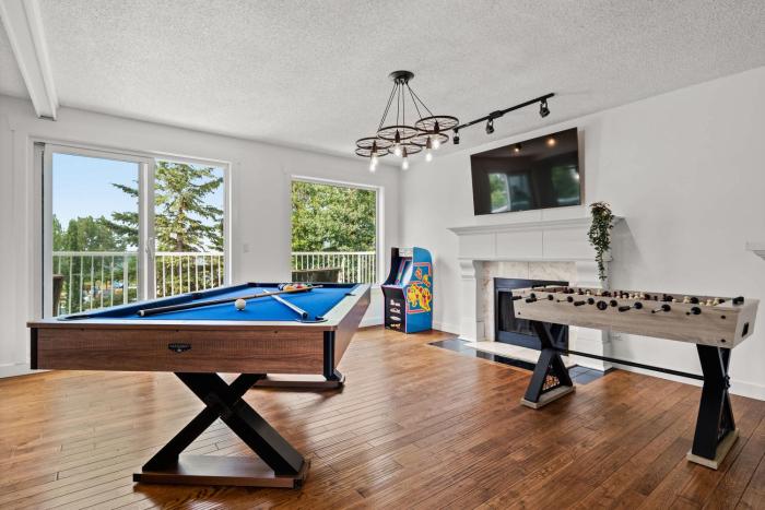 The Ohana Lakeside Retreat 4 Bedrooms & Tiki Bar