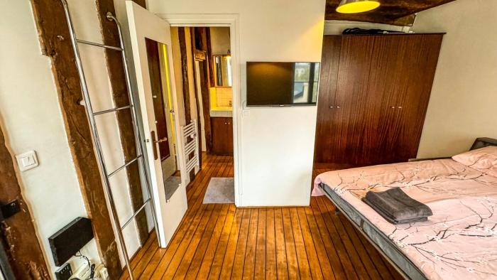 12 Lovely Studio Steps from Boulevard Saint Germain