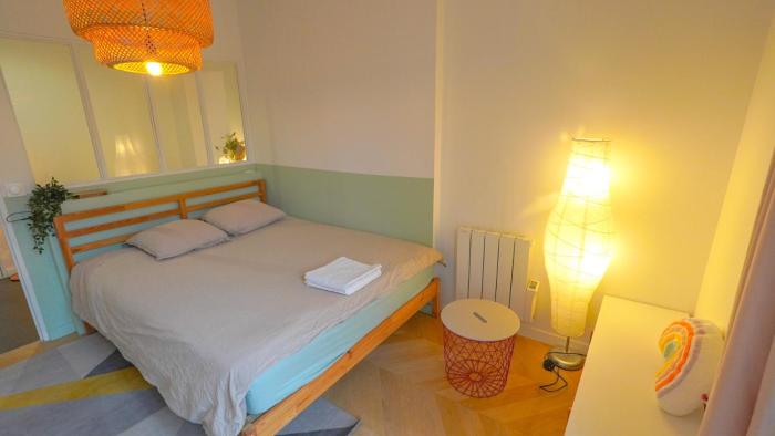 6 Bright Cozy Studio Moulin Rouge