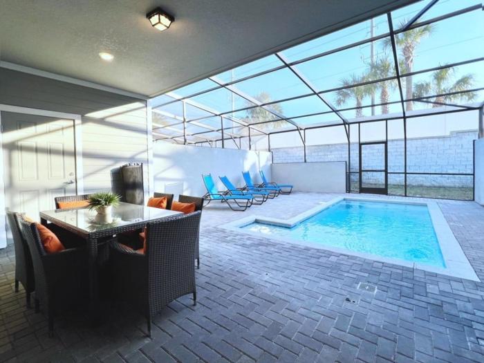 Large 5 Bed Family Townhome with Splash Pool townhouse