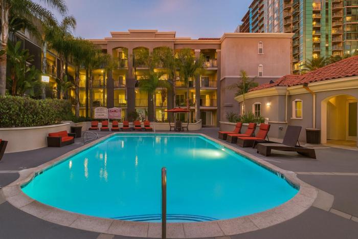 Sunny Marina Del Rey Apartment- Hot Tub, Game Room, BBQ, Projector