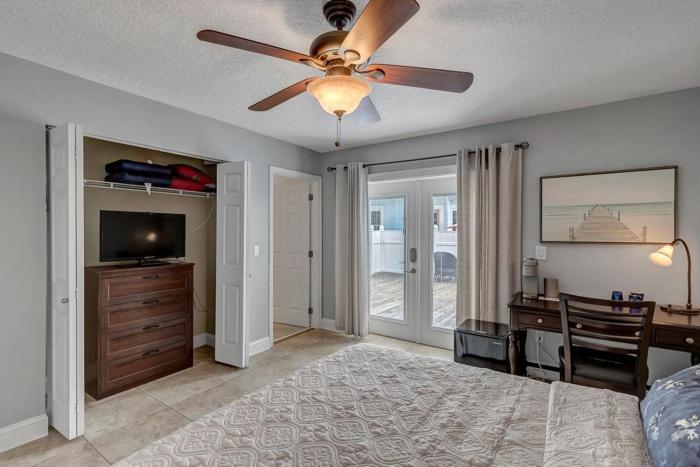 Toes in the Sand - Deck & King Bed