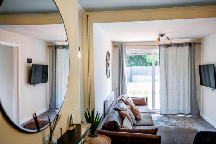Cosy 4 BR Bungalow House with Free Parking